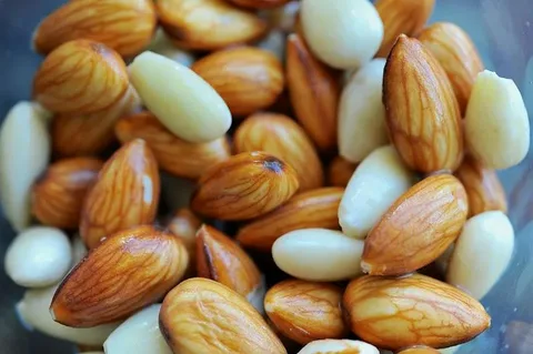 خرید و قیمت انواع بادام درختی زعفرانی